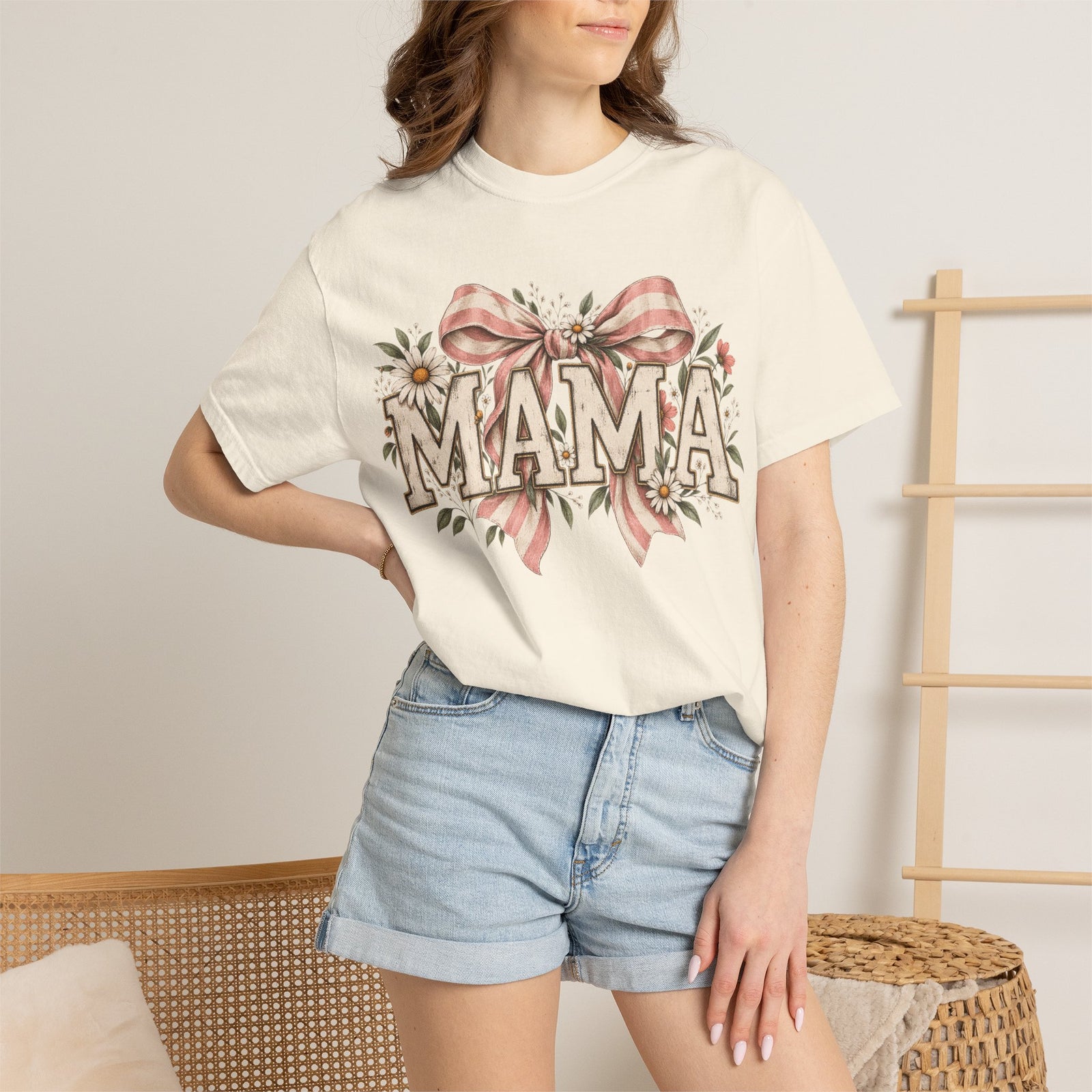 Mama floral lettering T-Shirt | bow and daisies design