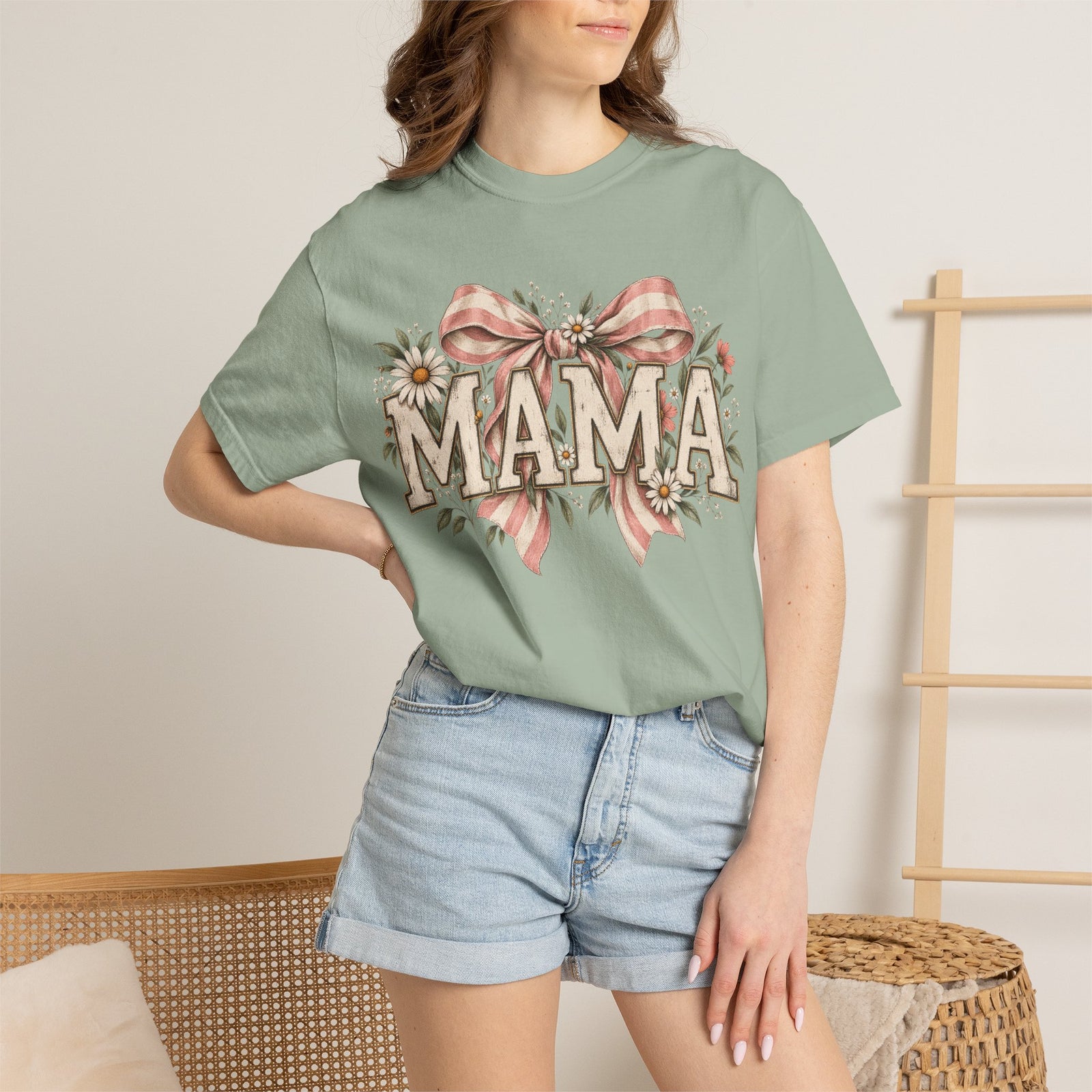 Mama floral lettering T-Shirt | bow and daisies design