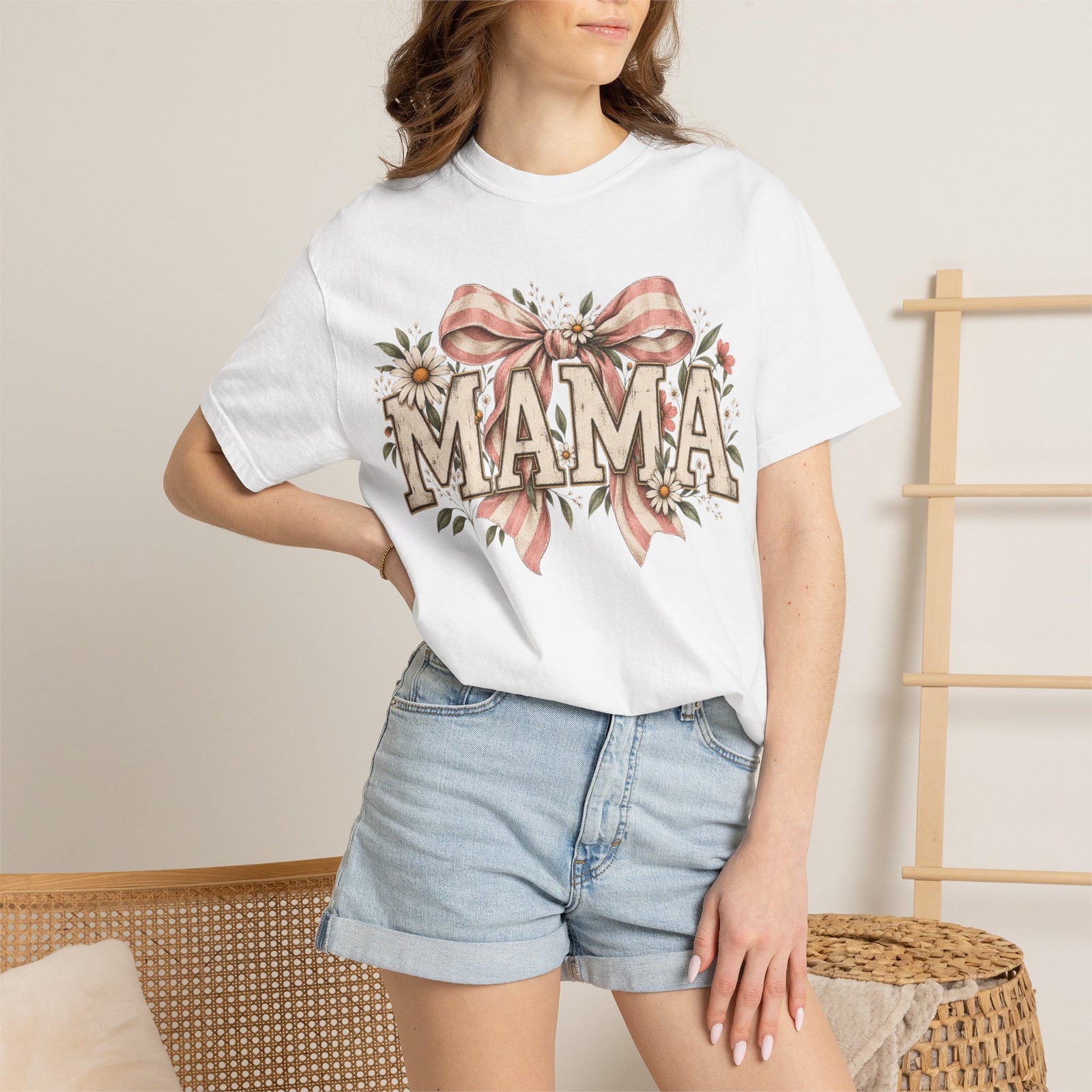 Mama floral lettering T-Shirt | bow and daisies design